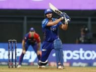 बल्लेबाजी के दौरान शॉट खेलते हुए टिम डेविड